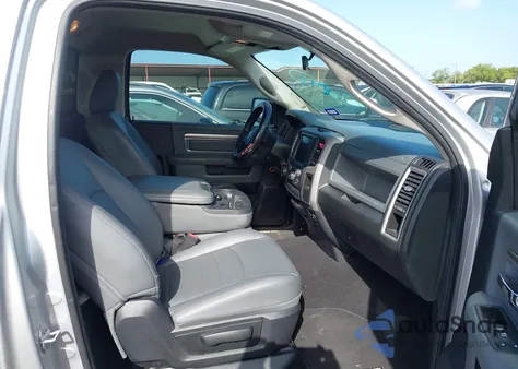 2017 Ram 1500 Express 4X2 6'4 Box из США, поврежденный, VIN 3C6JR6AT2HG681251